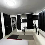 Modern Stay Near Lleras Park